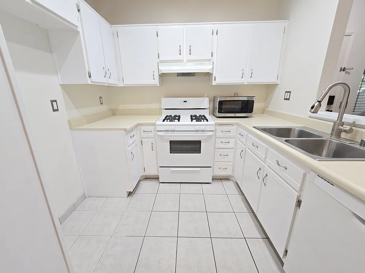 Building Photo - 7115 Woodlake Ave #B