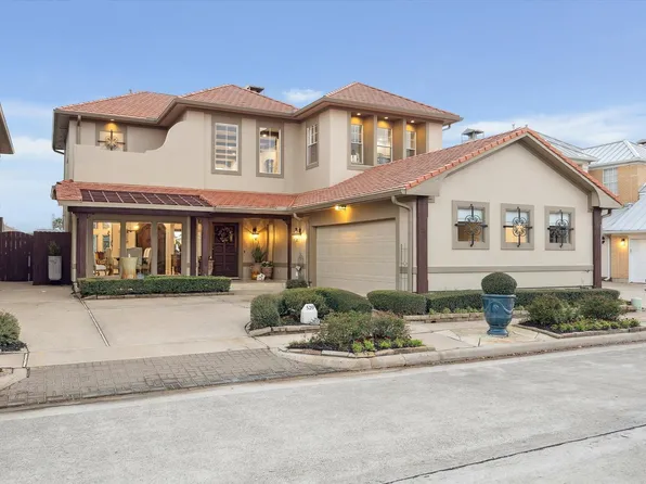 529 Southport Ln, Kemah, TX 77565