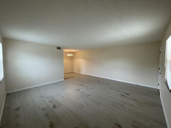 4th image of 604 SW 35th St #1