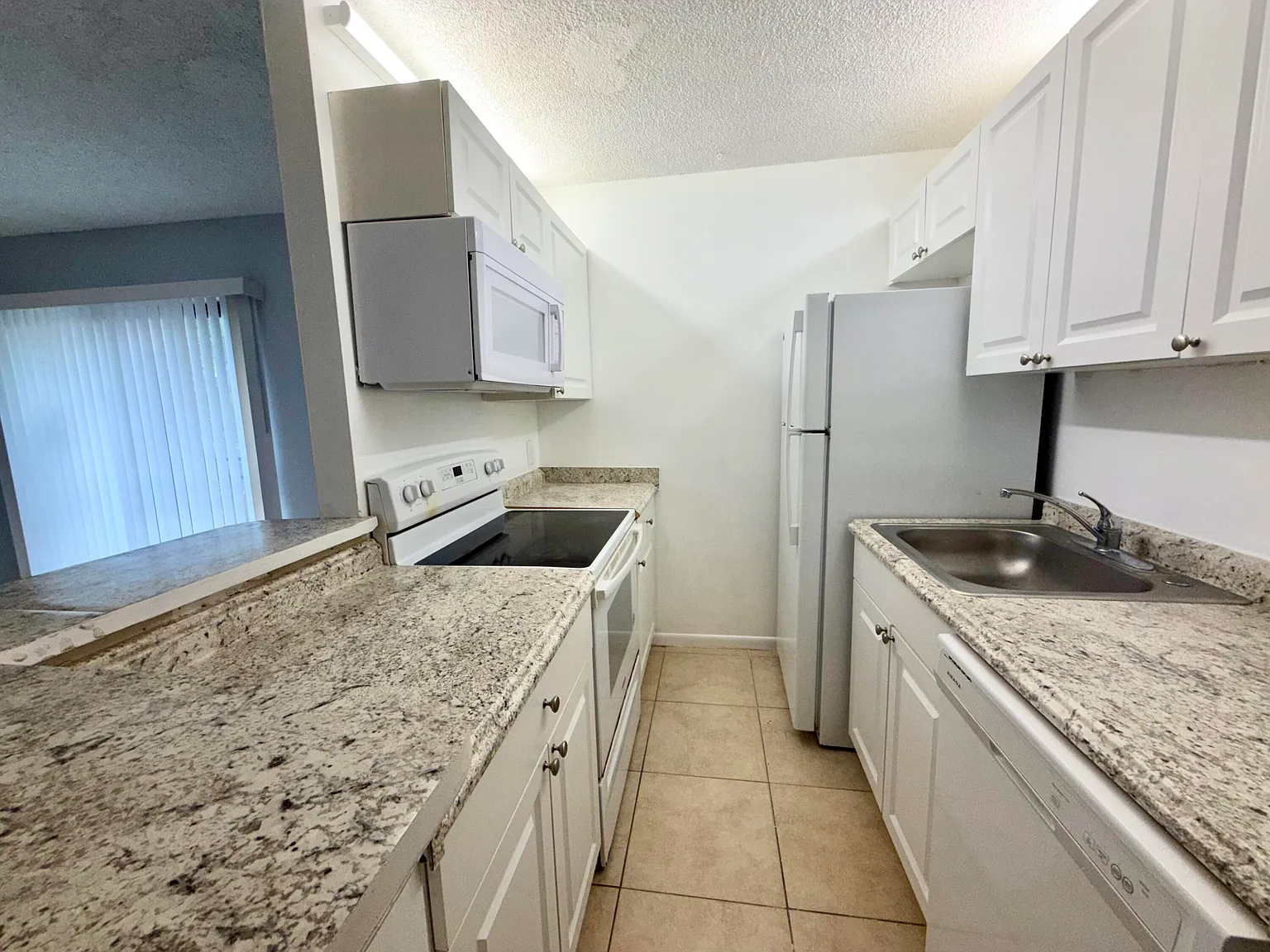 2 bed, 1.5 bath, 864 sqft, $1,875 — Photo 2