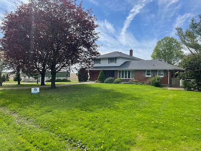 5 bed, 2.5 bath, $3,600 — Photo 2