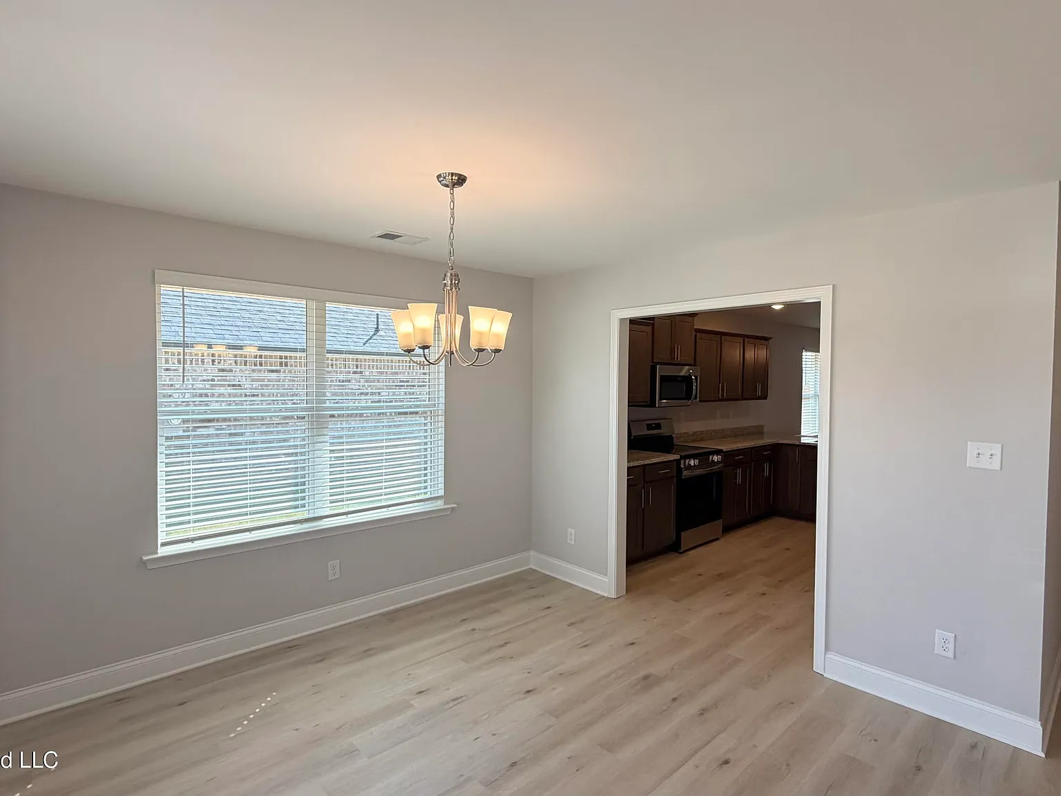 3 bed, 2.0 bath, 1717 sqft, $2,200 — Photo 2