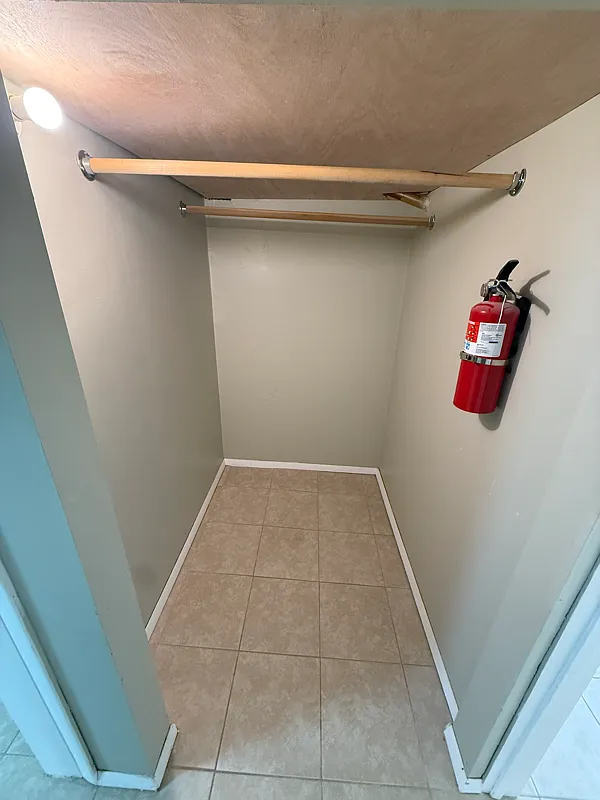 1 Bedroom, Newly Remodeled - Quiet Residential Area — Photo 4