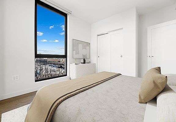 4th image of 91-09 Roosevelt Ave #503