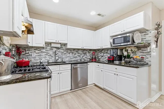 2 bed, 1056 sqft, $2,700 — Photo 4