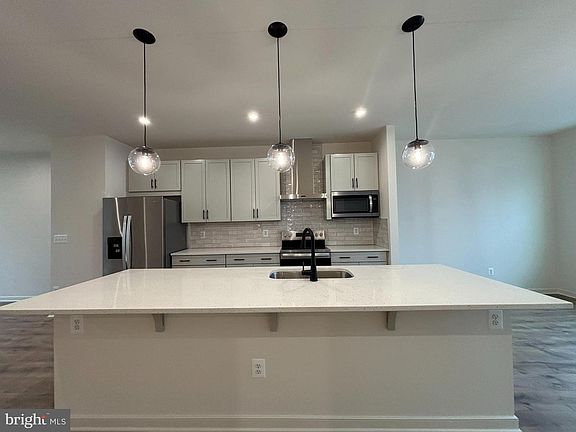 4th image of 17966 Alicia Ave