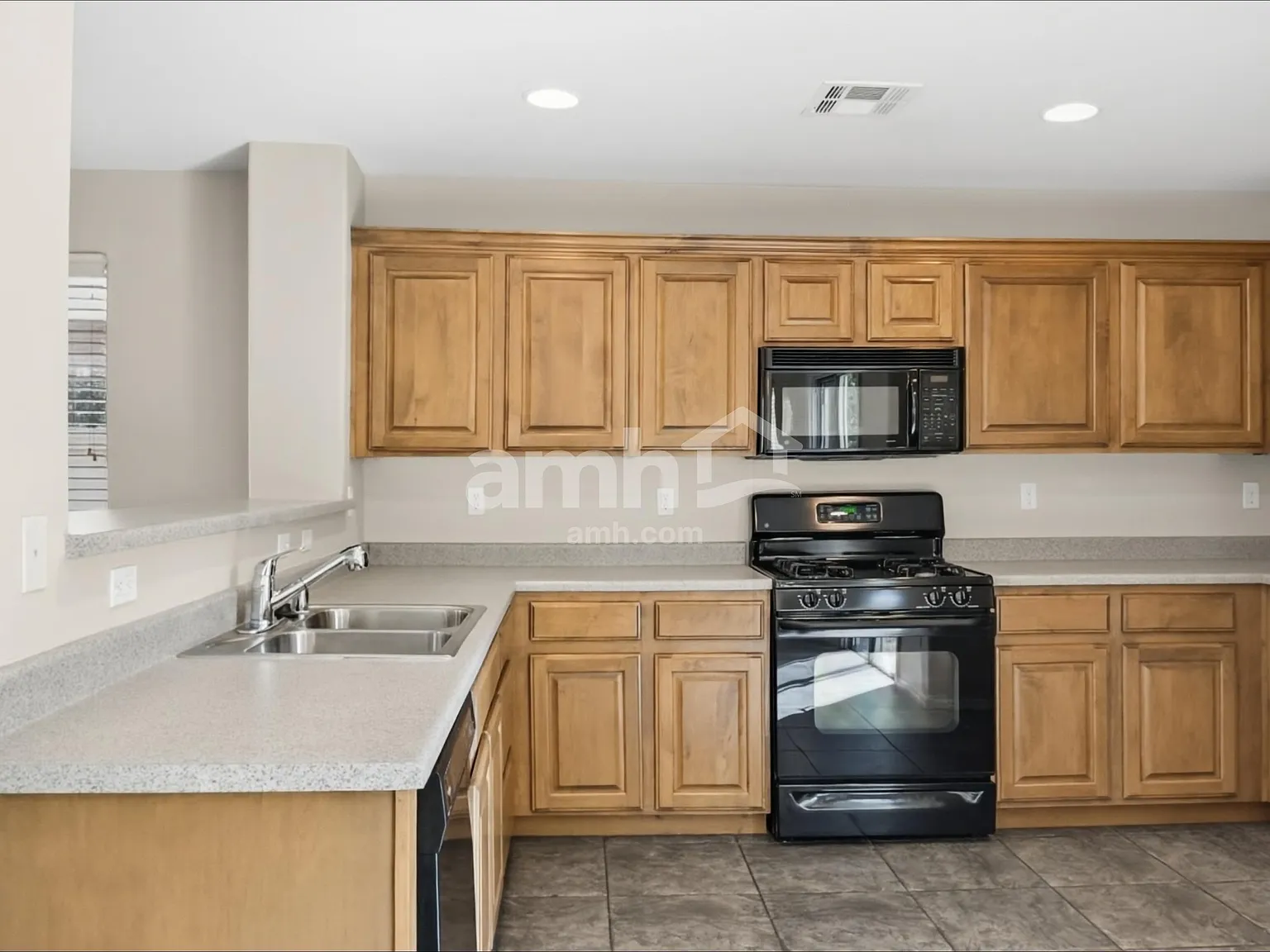 4 bed, 2.5 bath, 1957 sqft, $2,295 — Photo 3
