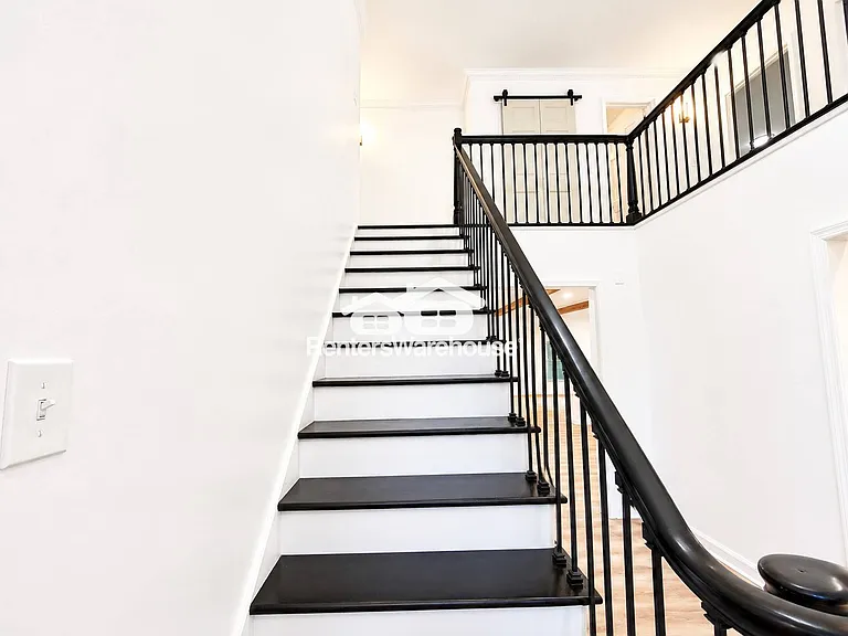 338 Travis St — Photo 18