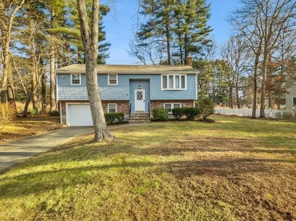 111 Elizabeth Dr, Raynham, MA 02767