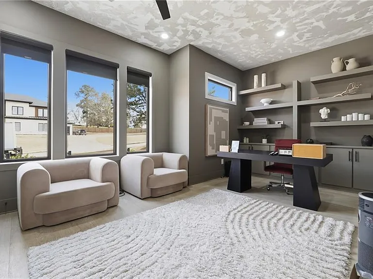 556 Versailles Dr — Photo 27