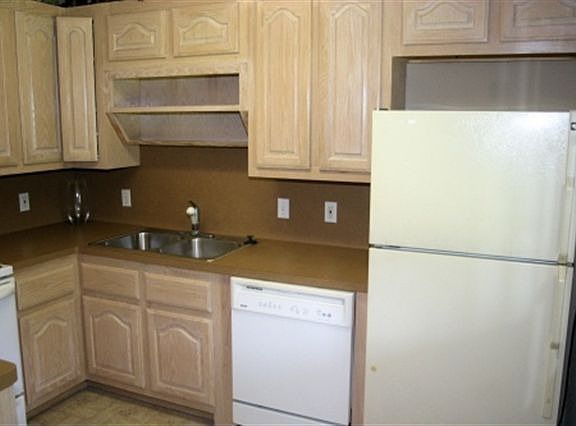 3rd image of 208 Bridal Wreath Ave