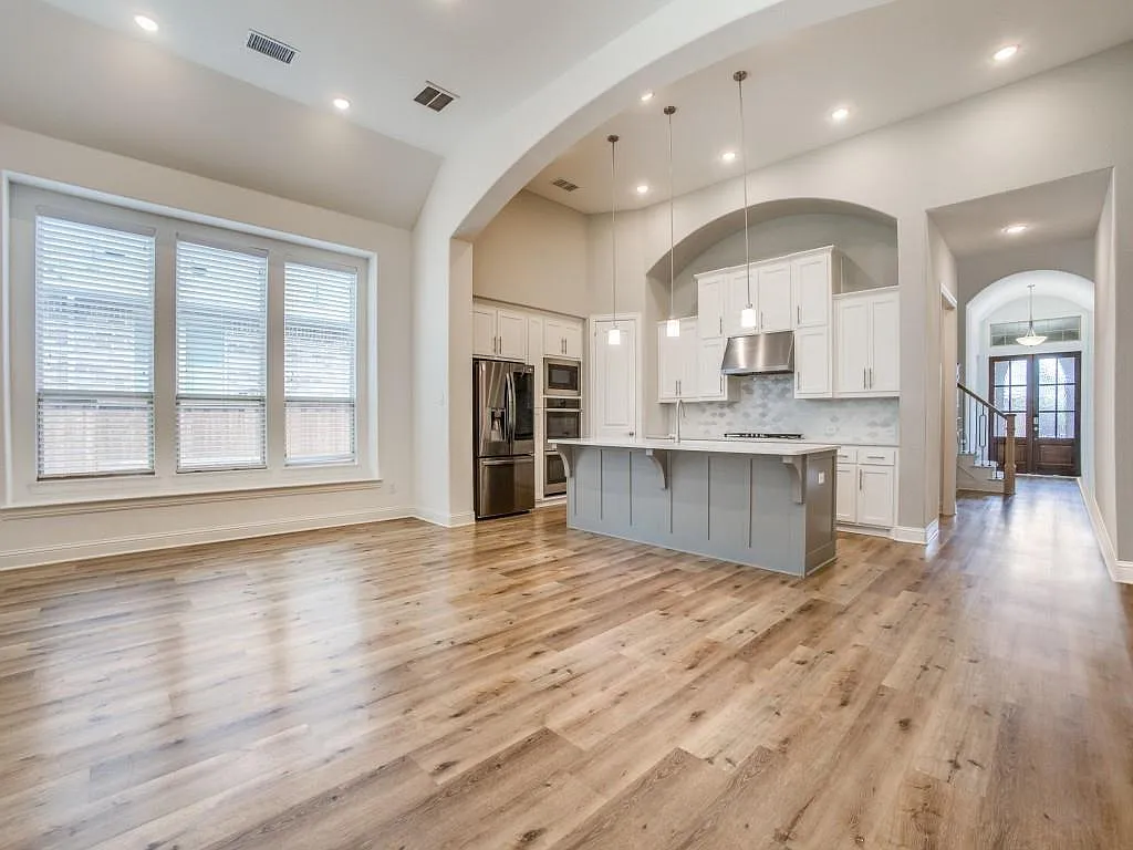 4 bed, 3302 sqft, $4,450 — Photo 3