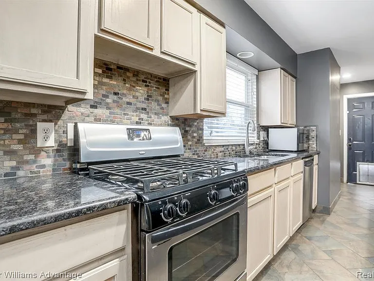 3050 Burdette St — Photo 11