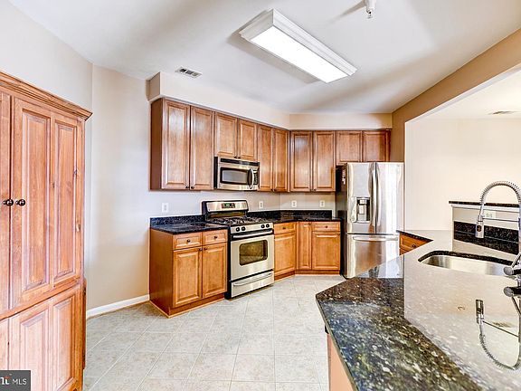 3rd image of 801 S Greenbrier St APT 111