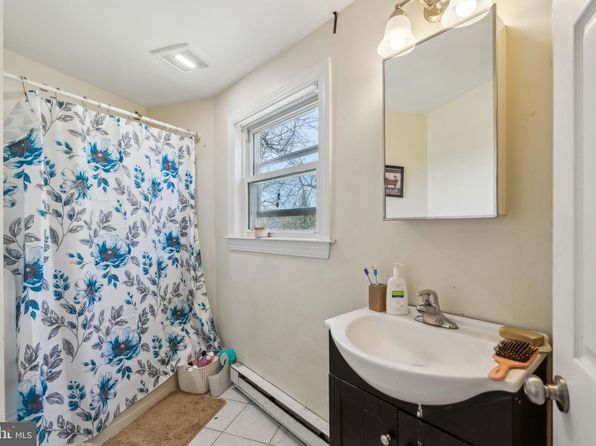 336 Iroquois St, Essington, PA 19029
