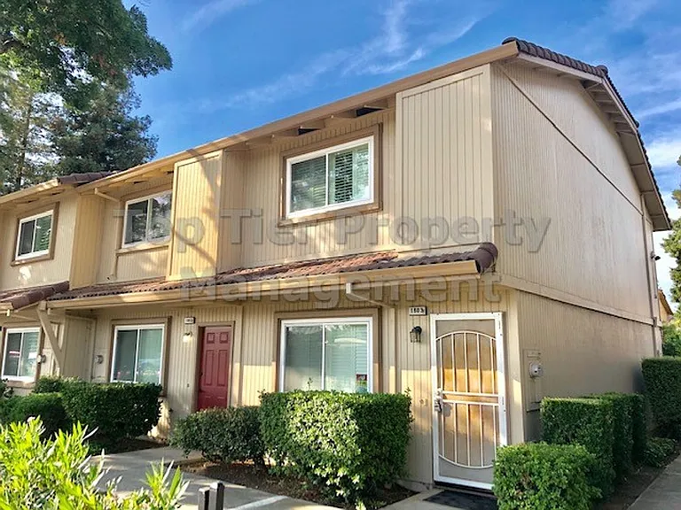 1803 Chinquapin Ct #F — Photo 1