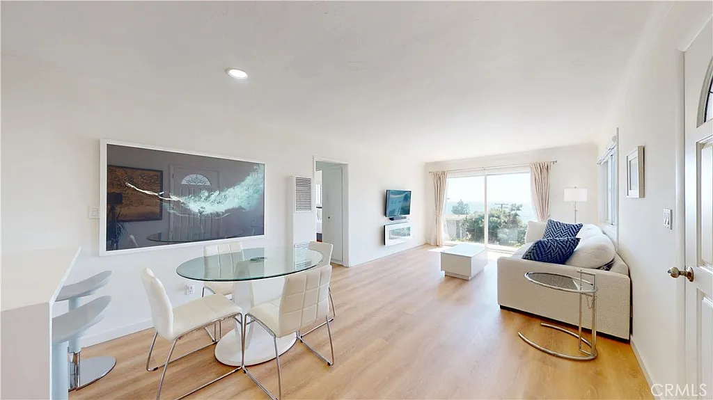 2 bed, 900 sqft, $6,300 — Photo 3