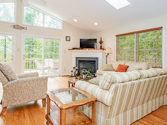5th image of 143 Vincent Dr