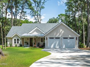 13 Woods Ln, Beaufort, SC 29907