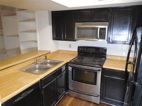 2nd image of 9821 Walnut St #208