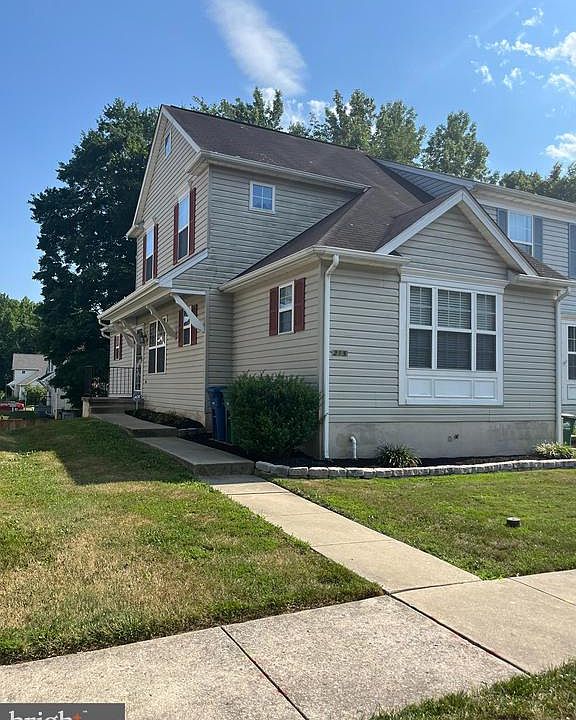 1st image of 215 Woodland Green Way