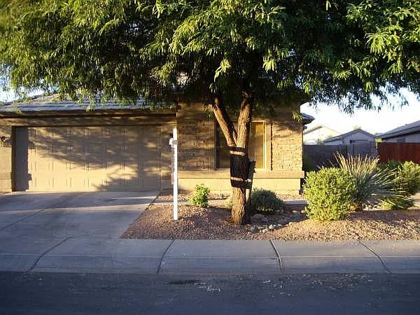 15664 W Saguaro Ln