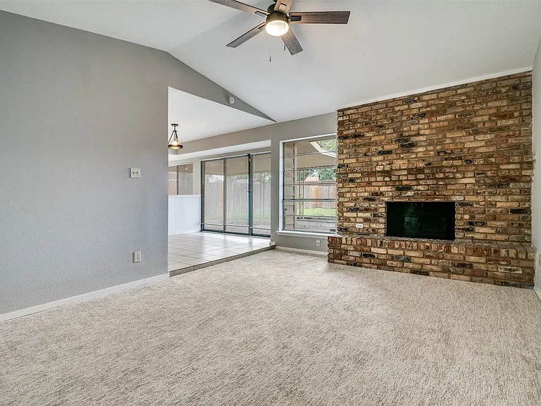 614 Debra Dr — Photo 2