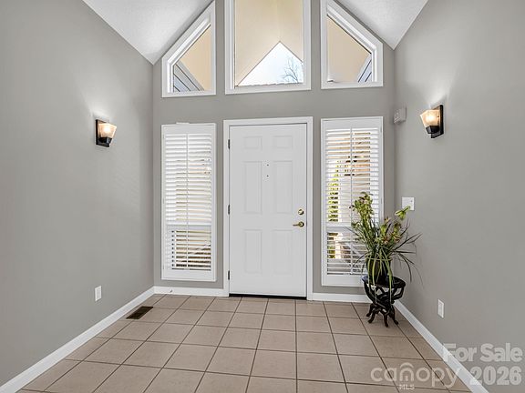 4th image of 111 Broadmoor Dr