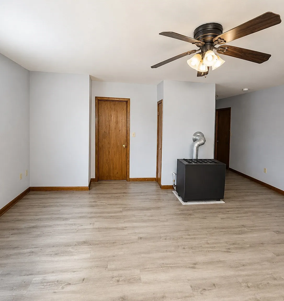 3 bed, 1.0 bath, 920 sqft, $1,550 — Photo 4