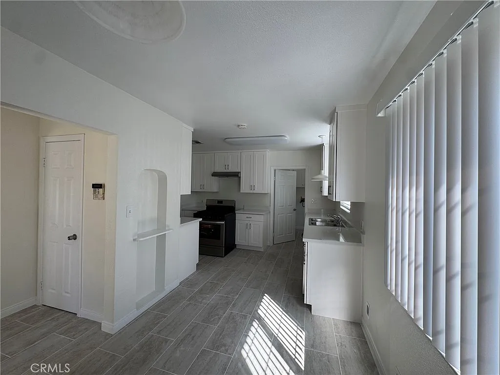 4 bed, 1800 sqft, $4,985 — Photo 3