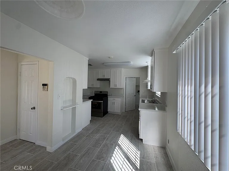 1130 Spazier Ave — Photo 3