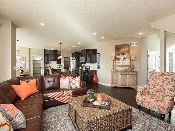 4th image of 105 SE Water Garden Ct