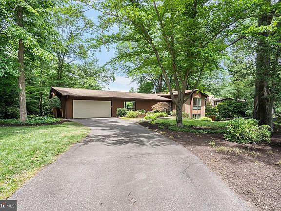 3rd image of 3004 Cunningham Dr