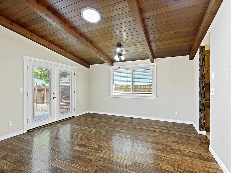1228 W 11th St — Photo 31