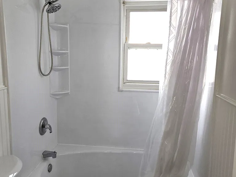 Bright, full hall bathroom with shower/tub combo.