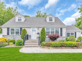 85 Beecher Rd, North Babylon, NY 11703