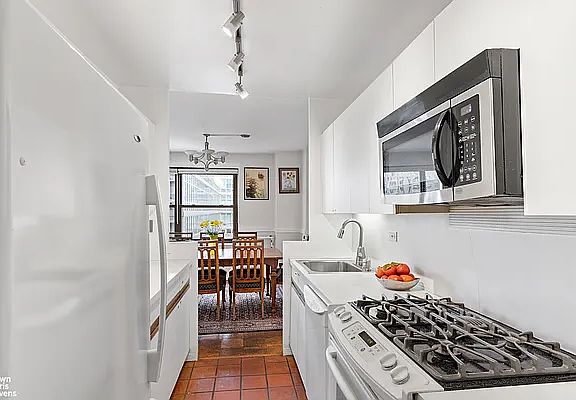 4th image of 180 W End Ave APT 17M
