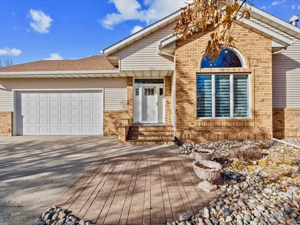 621 Parkway Dr, Wahpeton, ND 58075