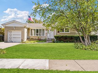 813 S School St, Mount Prospect, IL