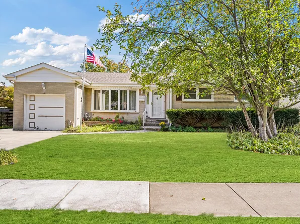 813 S School St, Mount Prospect, IL 60056