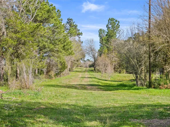 8870 Hart Ln, Sealy, TX 77474