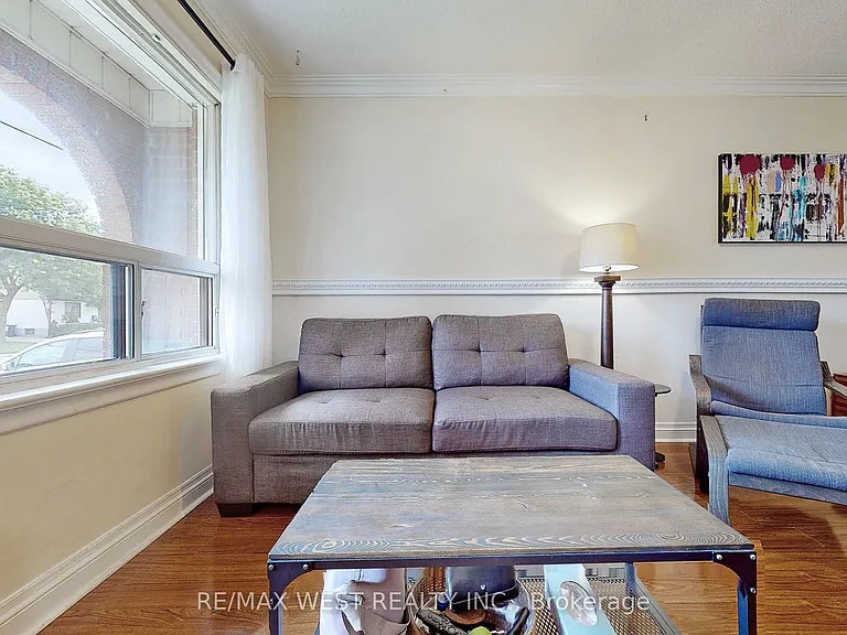 139 Ranee Ave #MAIN FLOOR — Photo 8