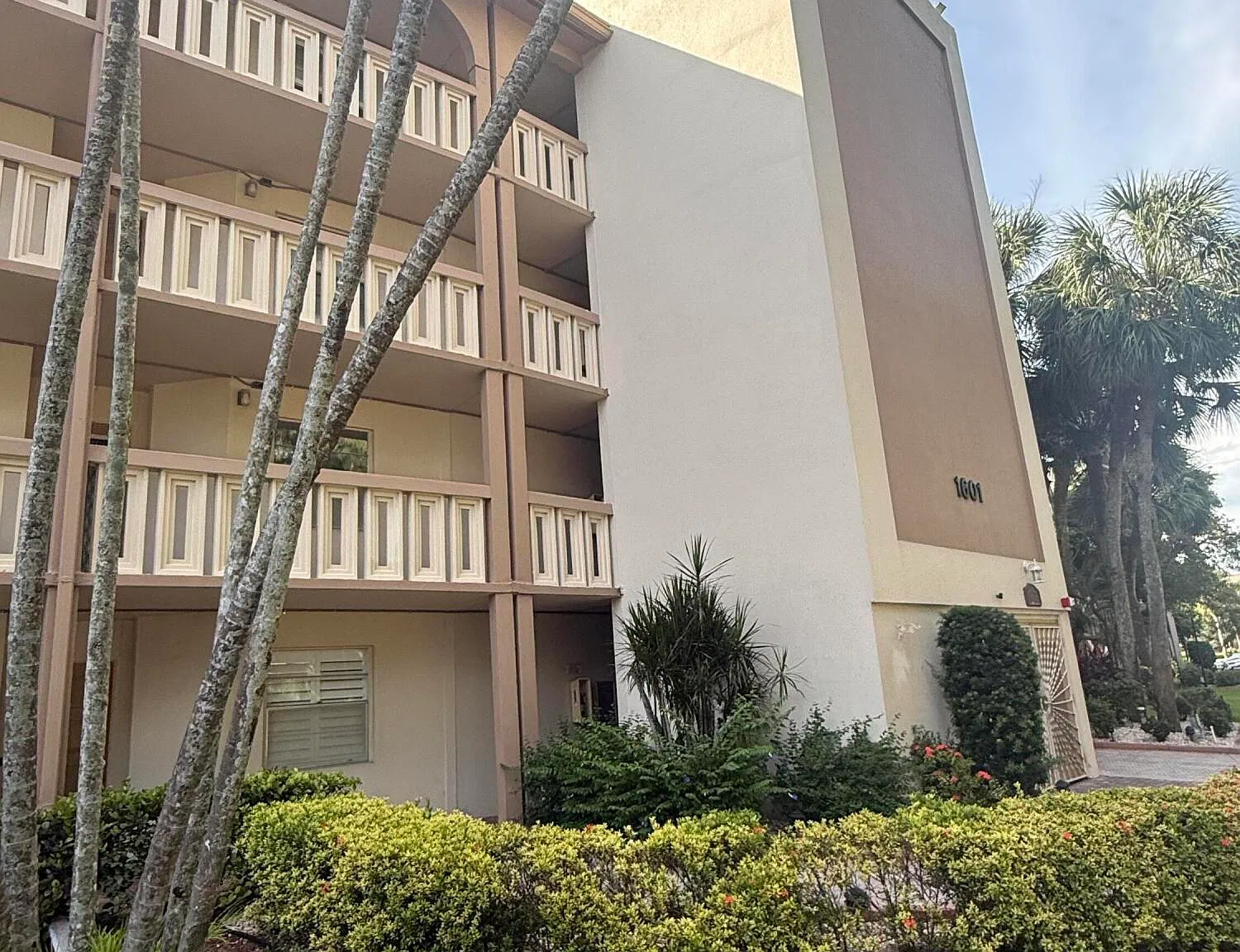 2 bed, 2.0 bath, 1157 sqft, $1,900 — Photo 2
