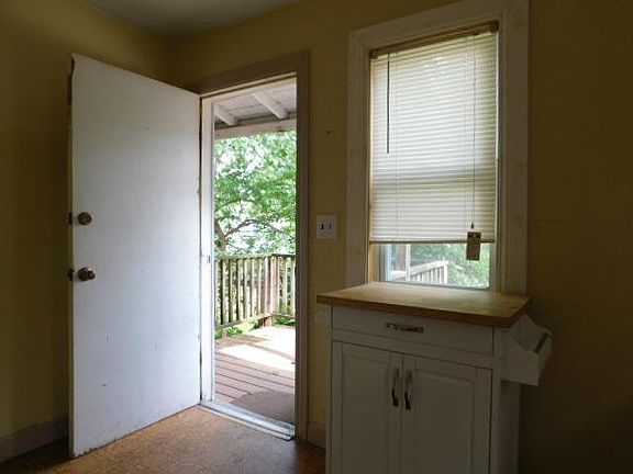 3rd image of 210 1/2 E Maple Ave APT 3