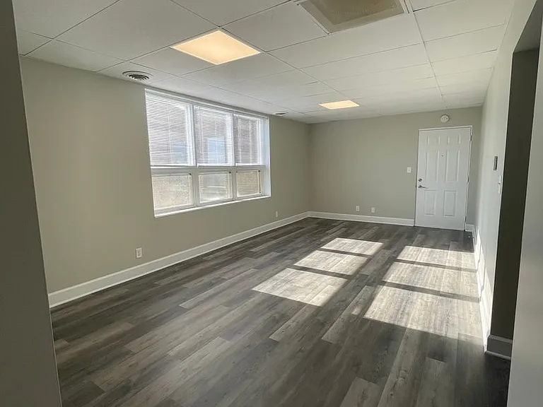 815 W. Columbia — Photo 12