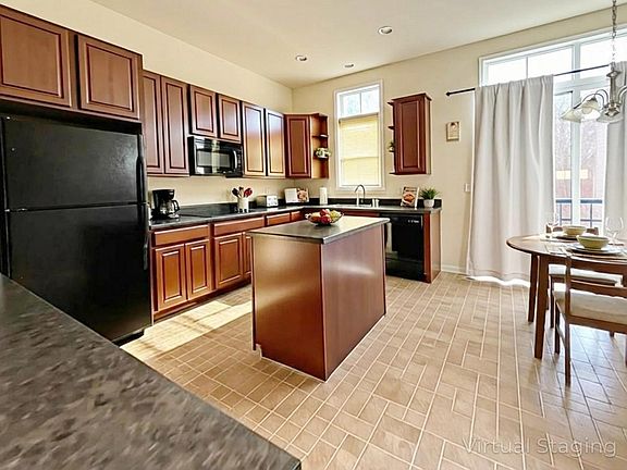 4th image of 211 Prairie St