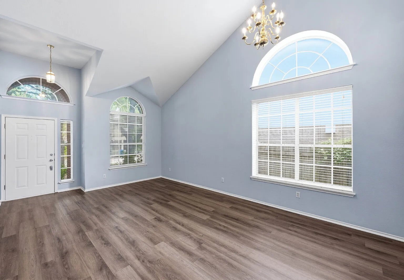 4 bed, 3.0 bath, 2045 sqft, $2,249 — Photo 4