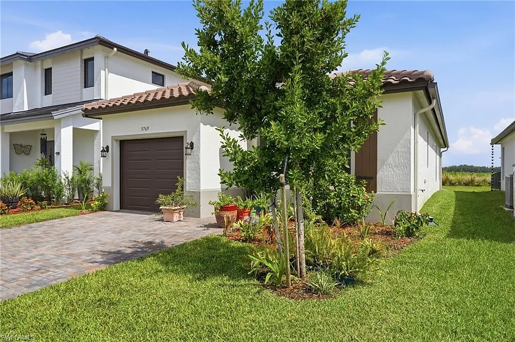 2 bed, 2.0 bath, 1366 sqft, $2,300 — Photo 2