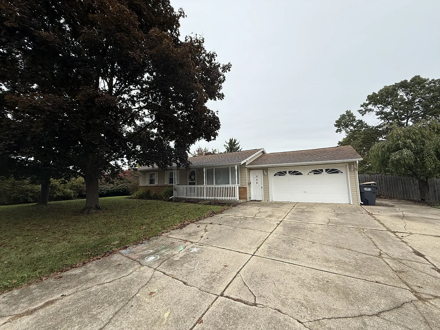3 bed, 1.5 bath, 1862 sqft, $2,095 — Photo 2