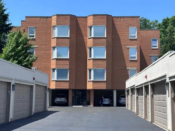 1635 N Milwaukee Ave APT 105, Libertyville, IL 60048